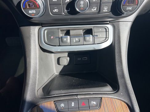 Used 2022 GMC Acadia SLE w/ Driver Convenience Package image 20