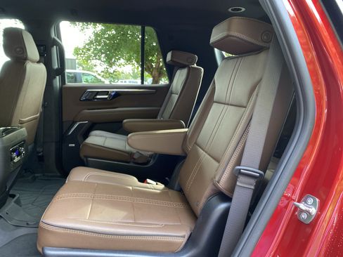 Used 2025 Chevrolet Tahoe High Country AWD/4WD image 39