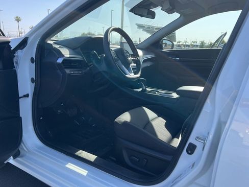 Used 2025 Nissan Altima 2.5 SV FWD image 14