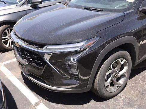 Used 2025 Chevrolet Trax LT w/ LT Convenience Package FWD image 4