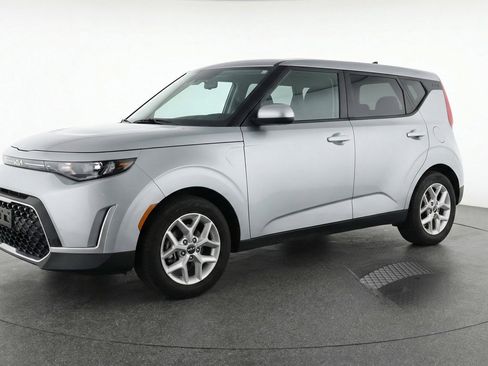 Used 2025 Kia Soul LX w/ LX Technology Package image 3