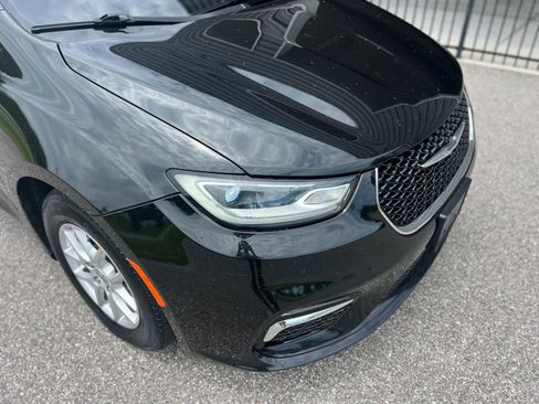 Used 2021 Chrysler Pacifica Touring-L FWD image 2