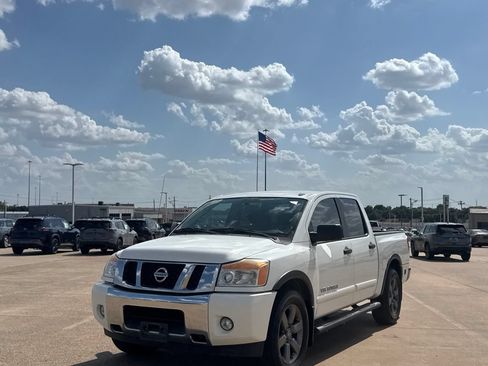 Used 2015 Nissan Titan SV w/ SV Value Truck Package RWD image 9