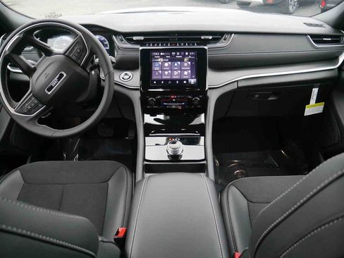 New 2025 Jeep Grand Cherokee Altitude image 4