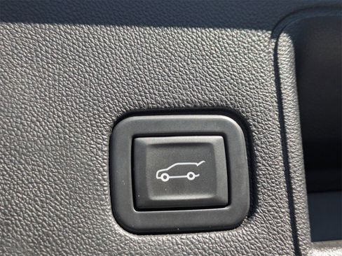 Used 2023 GMC Terrain SLT image 15