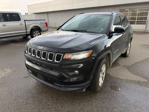 Used 2024 Jeep Compass Latitude AWD/4WD image 3