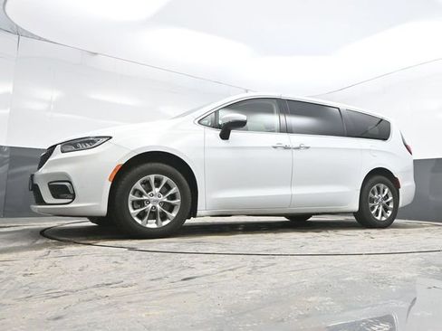 Used 2023 Chrysler Pacifica Touring-L image 26