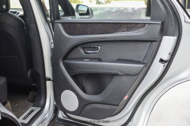 Used 2021 Bentley Bentayga AWD/4WD image 29