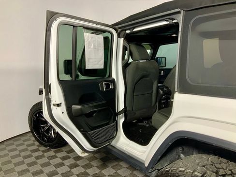 Used 2018 Jeep Wrangler Unlimited Sahara AWD/4WD image 28