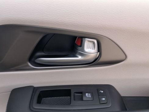 Used 2024 Chrysler Pacifica Touring-L image 29