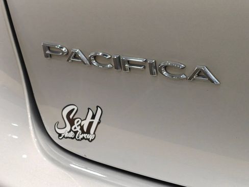 Used 2024 Chrysler Pacifica Touring-L FWD image 55