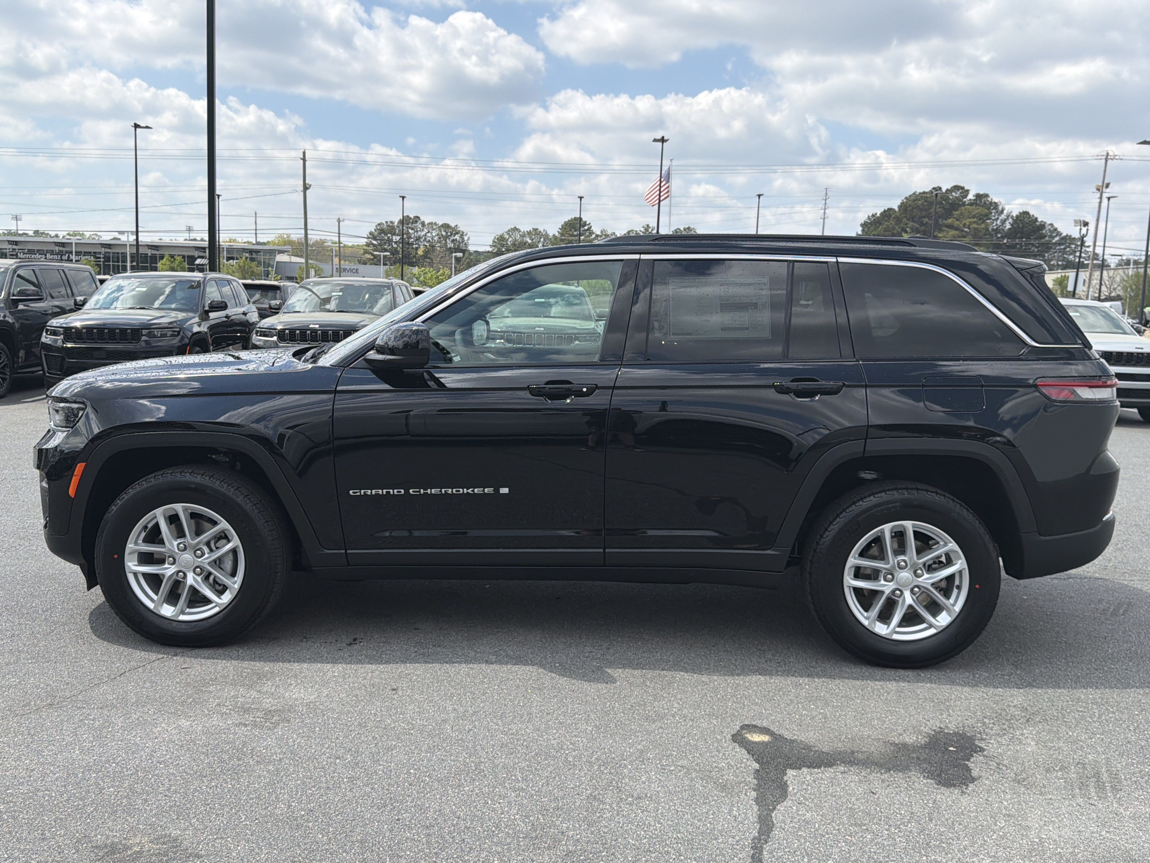 New 2026 Jeep Grand Cherokee Laredo w/ Trailer Tow Package AWD/4WD image 4