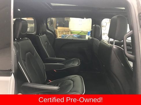 Used 2025 Chrysler Pacifica Limited image 34