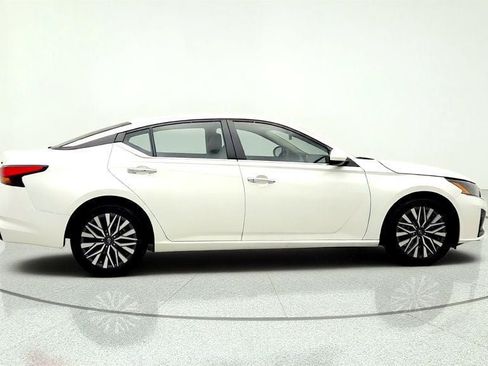 Used 2023 Nissan Altima 2.5 SV FWD image 4
