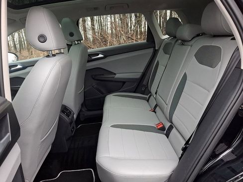 Used 2023 Volkswagen Taos SE w/ Panoramic Sunroof Package image 10