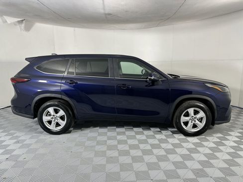 Used 2025 Toyota Highlander LE FWD image 9