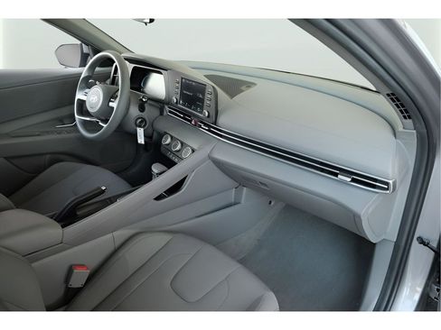 Used 2025 Hyundai Elantra SE FWD image 10