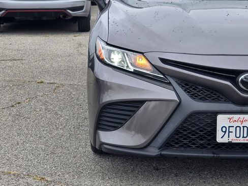 Used 2019 Toyota Camry SE FWD image 3