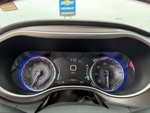 Used 2023 Chrysler Pacifica Touring-L image 14