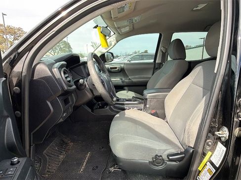 Used 2016 Toyota Tacoma SR image 12
