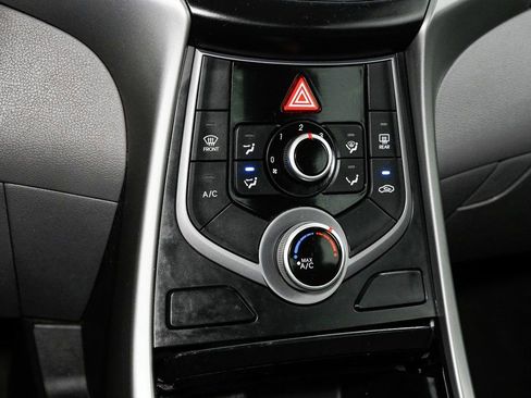 Used 2014 Hyundai Elantra SE image 15