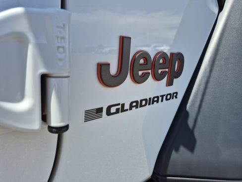 Used 2023 Jeep Gladiator Mojave AWD/4WD image 21