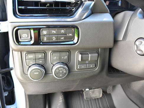 Used 2026 GMC Yukon Denali w/ Advanced Technology Package AWD/4WD image 6