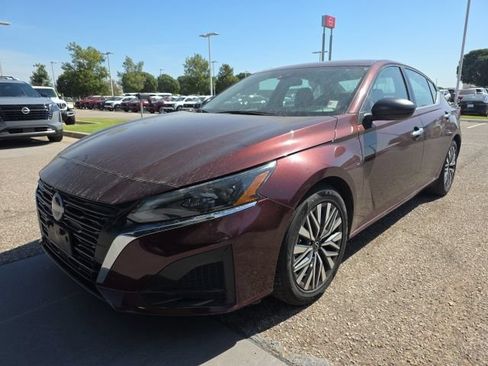 Used 2024 Nissan Altima 2.5 SV FWD image 3