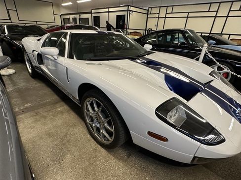 Used 2005 Ford GT RWD image 3