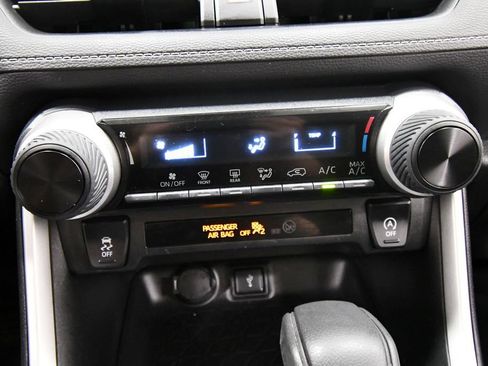 Used 2021 Toyota RAV4 LE AWD/4WD image 24
