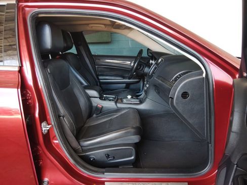 Used 2020 Chrysler 300 Limited RWD image 11