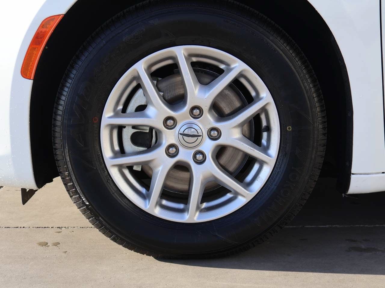 Used 2024 Chrysler Pacifica Touring-L FWD image 6