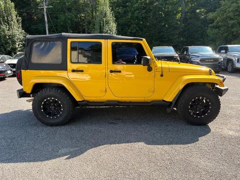 Used 2015 Jeep Wrangler Unlimited Sahara w/ Connectivity Group AWD/4WD image 7