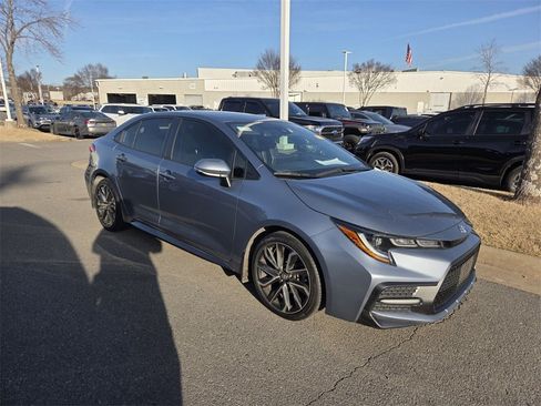 Used 2020 Toyota Corolla SE w/ SE Premium Package image 3