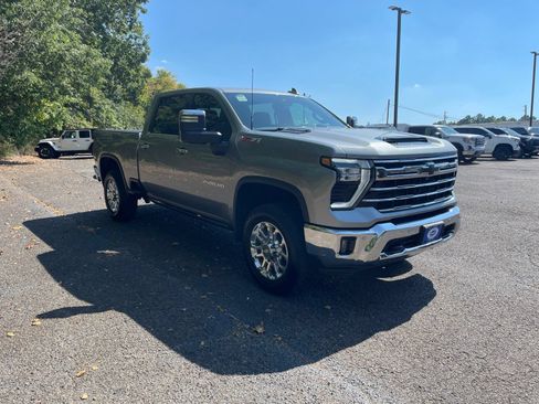 Used 2025 Chevrolet Silverado 2500 LTZ w/ LTZ Convenience Package AWD/4WD image 9