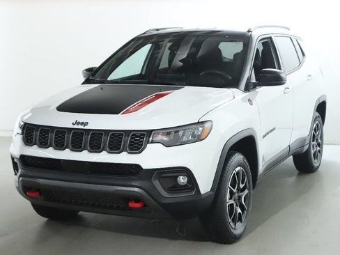 Used 2025 Jeep Compass Trailhawk AWD/4WD image 4