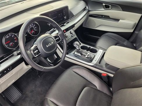 Used 2024 Kia Carnival LX image 8
