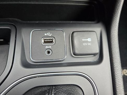 Used 2019 Jeep Cherokee Latitude w/ Popular Appearance Group FWD image 24