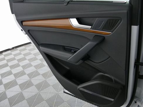 Used 2024 Audi Q5 e Prestige w/ Prestige Package image 30