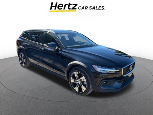 Used 2025 Volvo V60 B5 Cross Country Plus image 1