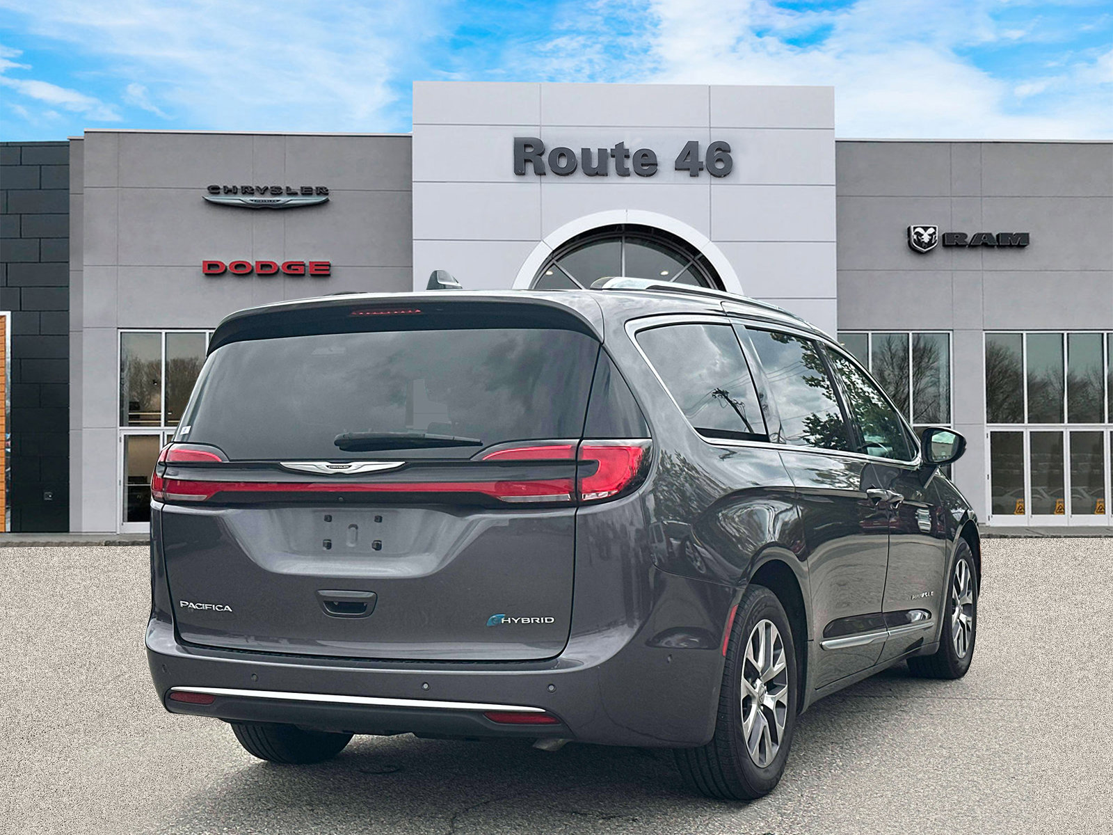 Used 2023 Chrysler Pacifica Pinnacle FWD image 5
