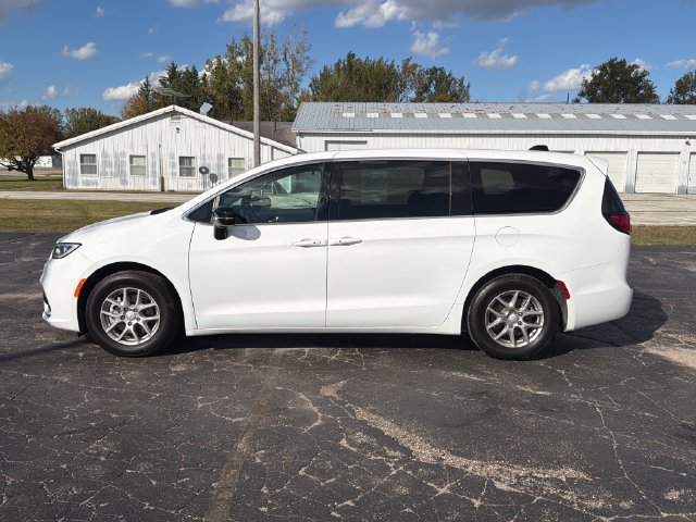 Used 2026 Chrysler Pacifica Select FWD image 2