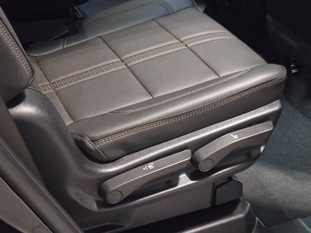 Used 2025 Chevrolet Tahoe High Country RWD image 11