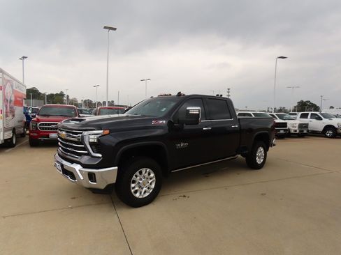 Used 2024 Chevrolet Silverado 2500 LTZ w/ LTZ Texas Edition image 2