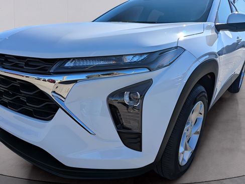 Used 2025 Chevrolet Trax LS w/ LS Convenience Package image 5