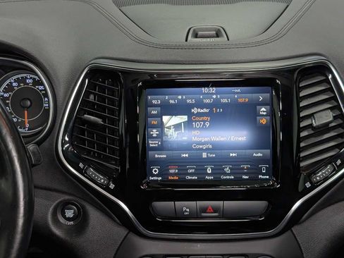 Used 2019 Jeep Cherokee Limited image 18