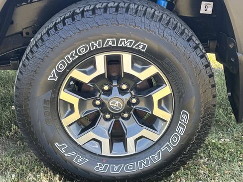 Used 2018 Toyota Tacoma TRD Off-Road AWD/4WD image 13