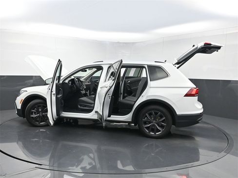 Used 2024 Volkswagen Tiguan SE image 35