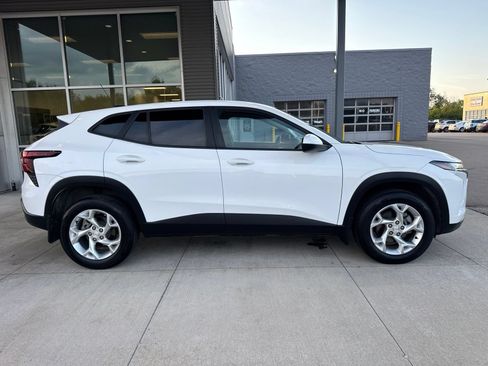 Used 2024 Chevrolet Trax LS w/ LS Convenience Package FWD image 9
