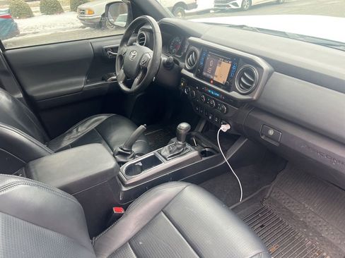 Used 2019 Toyota Tacoma TRD Off-Road image 9